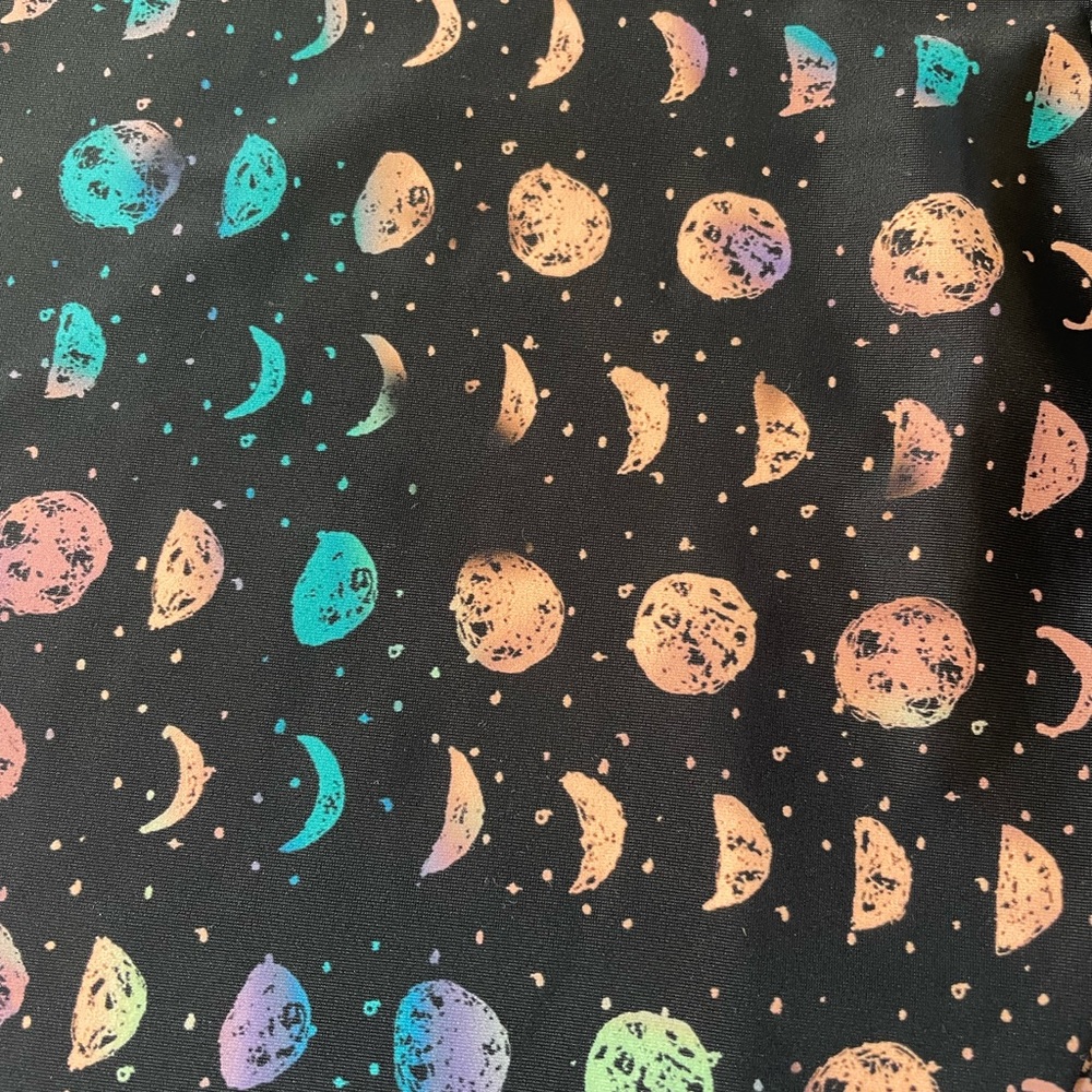 Onzie Flow M/L crop/capri workout pants with moon phases